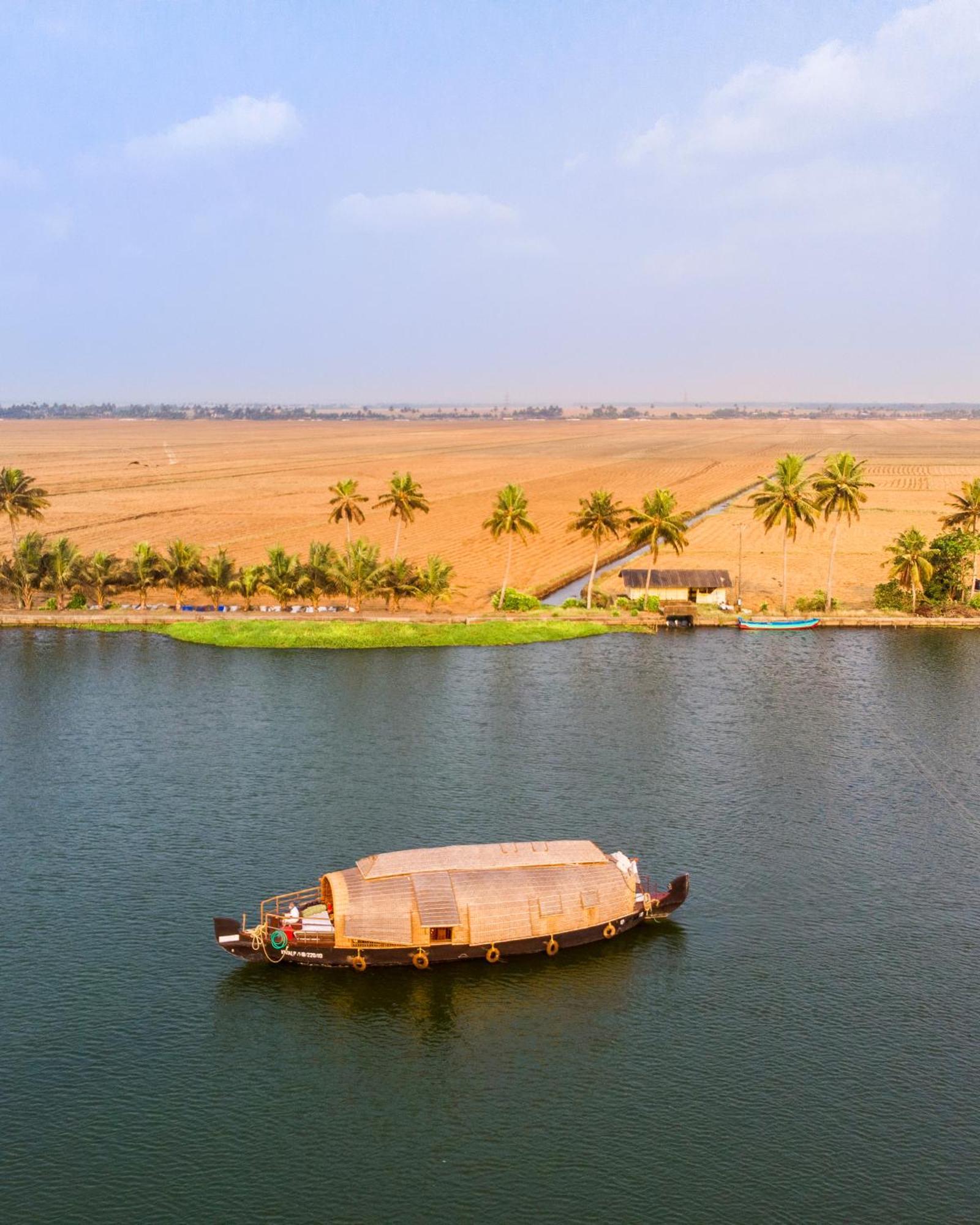 ホテル Spice Coast Cruises - Houseboat, A Cgh Earth Experience アーラップーザ県 エクステリア 写真