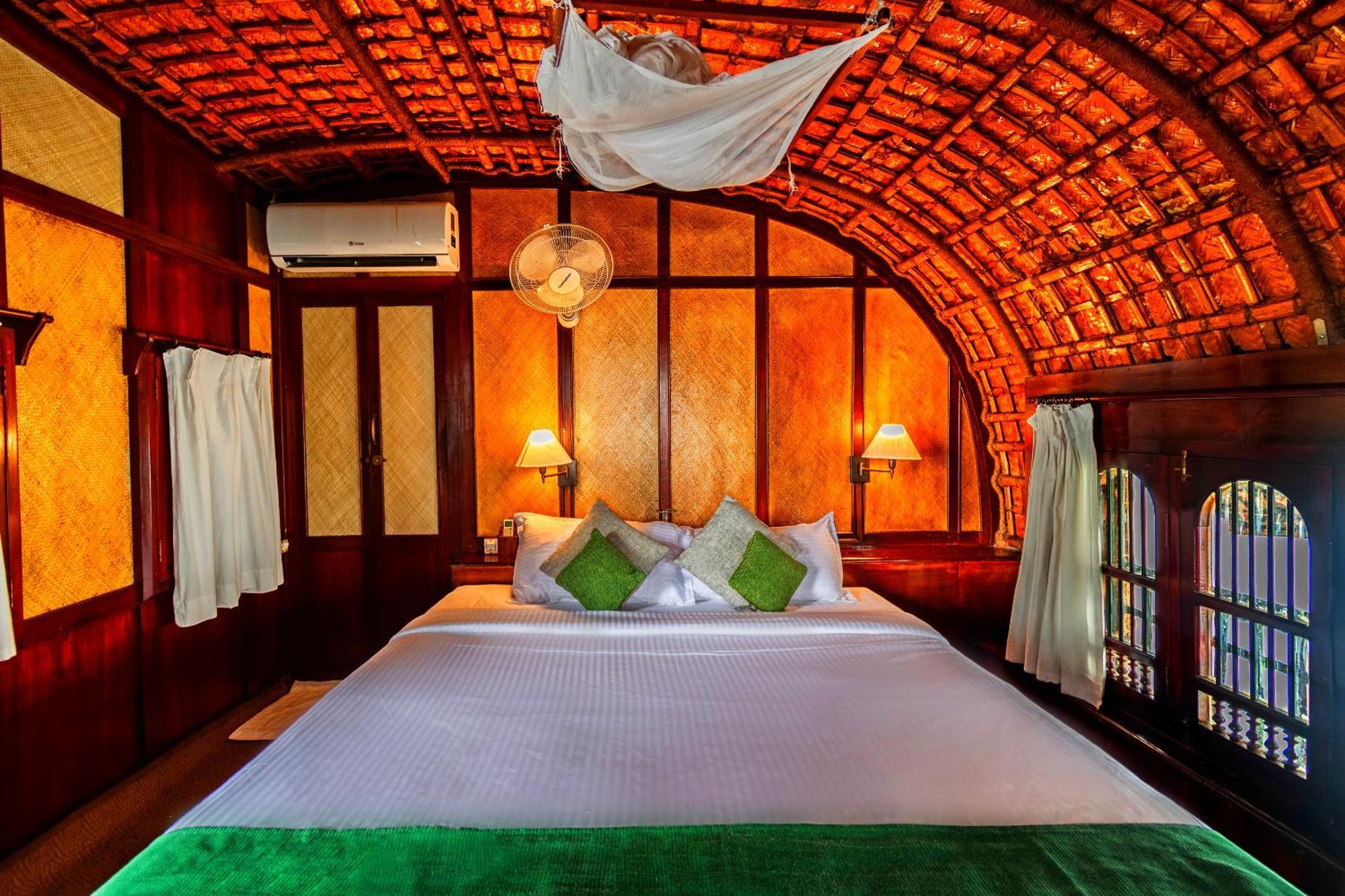 ホテル Spice Coast Cruises - Houseboat, A Cgh Earth Experience アーラップーザ県 エクステリア 写真