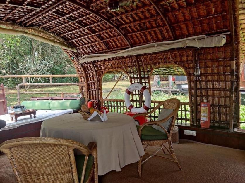 ホテル Spice Coast Cruises - Houseboat, A Cgh Earth Experience アーラップーザ県 エクステリア 写真