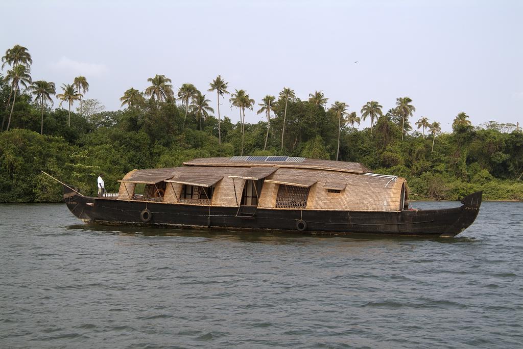 ホテル Spice Coast Cruises - Houseboat, A Cgh Earth Experience アーラップーザ県 エクステリア 写真