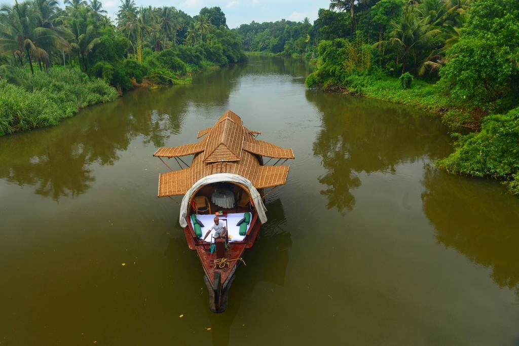 ホテル Spice Coast Cruises - Houseboat, A Cgh Earth Experience アーラップーザ県 エクステリア 写真
